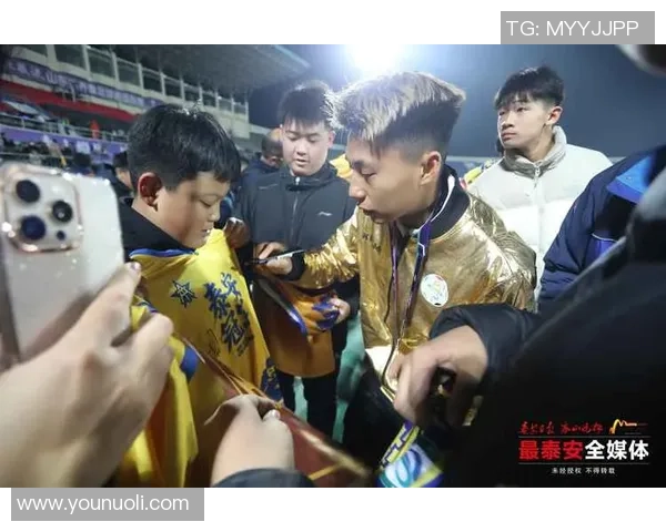 足球明星亲送球票到中国球迷狂欢共享激情时刻 足球明星亲送球票到中国球迷狂欢共享激情时刻